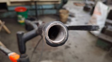 Ahşap arka planda borusu olan bir boru.