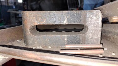 Beyaz arka planı olan metal bir boru.