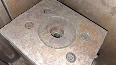 Pencereli eski ahşap kapı