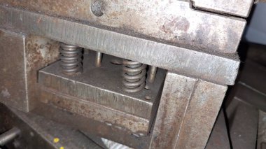 Fabrikanın arka planında metal zincir var.