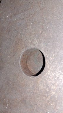 Paslı metal bir plaka ve bir sürü metal.