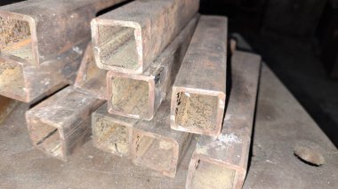 Depoda bir tahta parçası şeklinde dikdörtgen şeklinde metal bir profil.