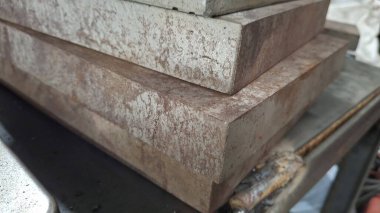 yakın plan - arka planda büyük bir tahta parçası olan ahşap bir tahta parçası