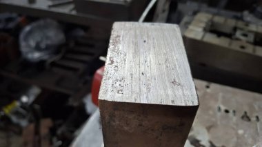 Bir sürü metali olan paslı bir metal.