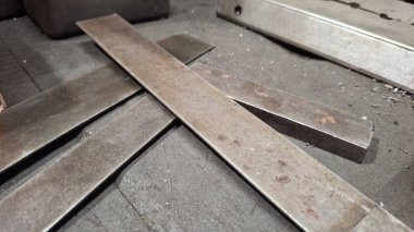 Metal saplı ahşap bir masaya yakın.