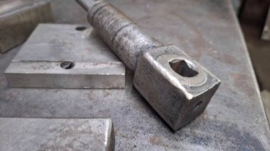 İngiliz anahtarıyla metal boruyu kapat.