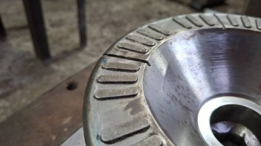 Bir araba tekerleğini kapat.