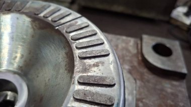 Metal bir plakaya yakın.