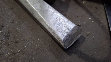 Çizik ve çatlaklarla dolu metal bir plaka.