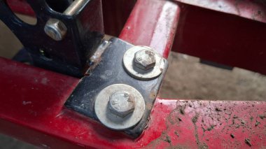 Eski paslı, saplı metal bir boru.