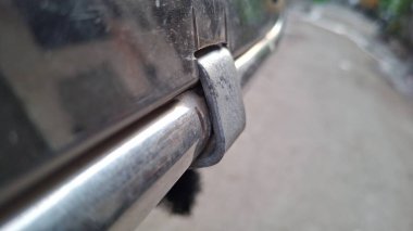 Araba lastiği yakın.