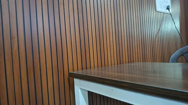 Ofiste boş ahşap masa