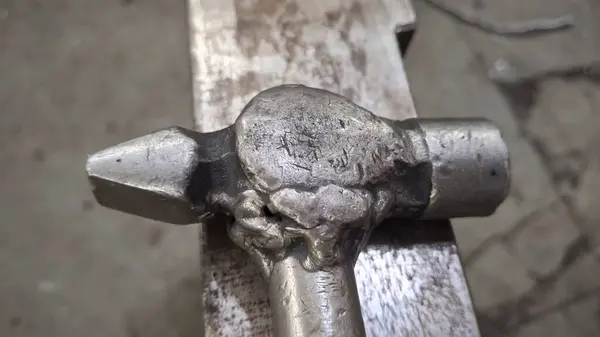 Bulanık arkaplanı olan metal bir zincire yakın çekim