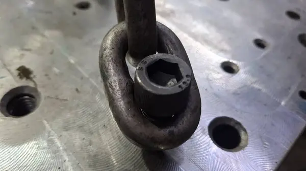 Metal bir zinciri kapat