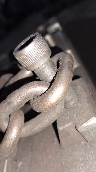 eski ve paslı metal zincir