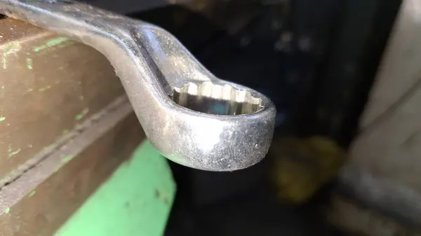 Saplı eski ahşap boru.