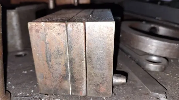 Atölyedeki metal boru.