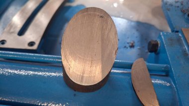 Metal kesme tahtası üretimi için makinenin görüntüsü