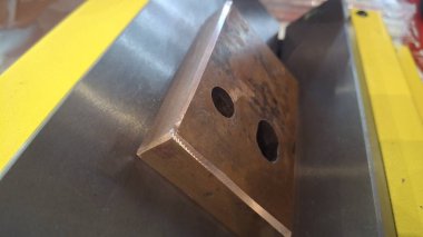 Yerde metal boru var.