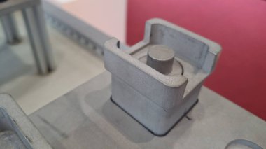 Modern bir evde metal kapı kolu..