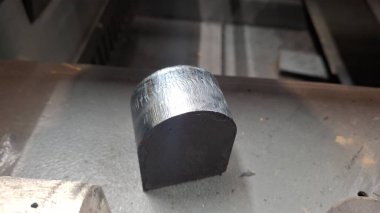 Fabrikadaki metal boru.