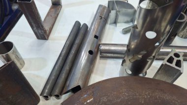 Atölyedeki metal boru.