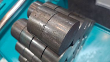 Farklı boyutlarda metal levhalar.