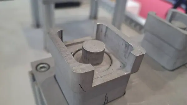 Ahşap zeminde metal boru var.