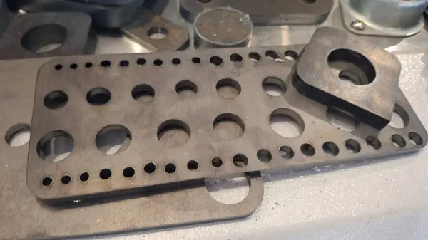 Mutfakta yemek pişirmek için metal tabak. Yemek pişirmek için aksesuarlar