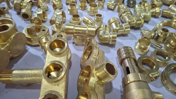 Atölyedeki metal boru ve valf.