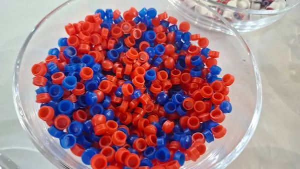 Cam bir kavanozda renkli boncuklar