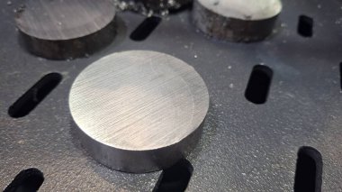 Siyah saplı metal plaka.