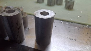 Bir sürü metali olan metal bir boru.