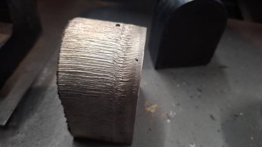 Siyah saplı metal plaka.