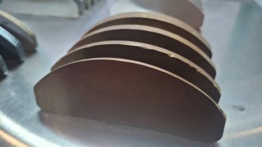 Metal bir plakanın dikey görüntüsü.