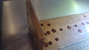 Geçmişi bulanık, ahşap bir tahtanın yakın plan görüntüsü.