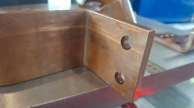 Tahta saplı çelik levha.