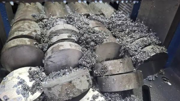 Fabrikadaki metal boru.