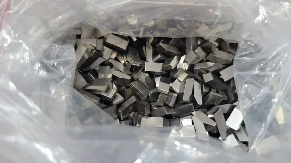 Mağazada metal parçaları, endüstri.