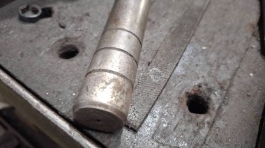 Değişik boyutlarda paslı metal bir boru.