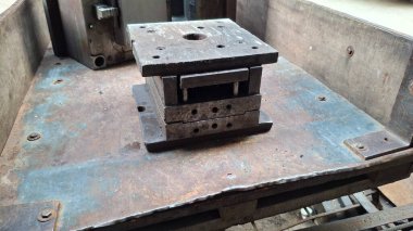 Metal plakalı, büyük bir metal.