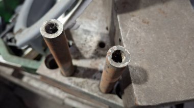 Metal anahtarı olan metal bir boru.