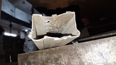 Atölyedeki metal boru.