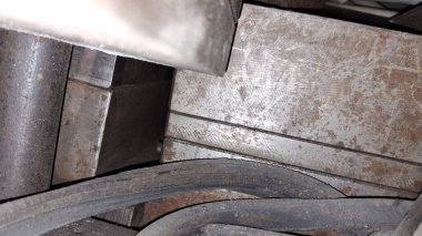 Garajdaki metal boru.