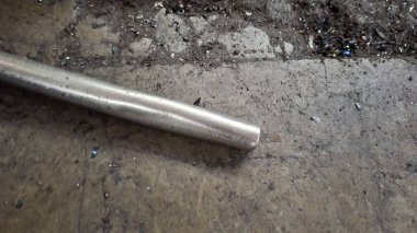 Yerde metal boru var.