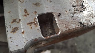 Eski paslı, saplı metal bir boru.