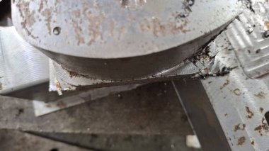 Büyük saplı metal levha