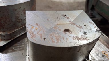 Değişik boyutlarda paslı metal bir boru.