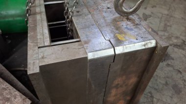 Fabrikadaki metal ve paslı metal boru.