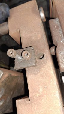 Masadaki paslı metal zincir